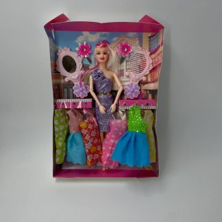Лялька Барбі з сукнями